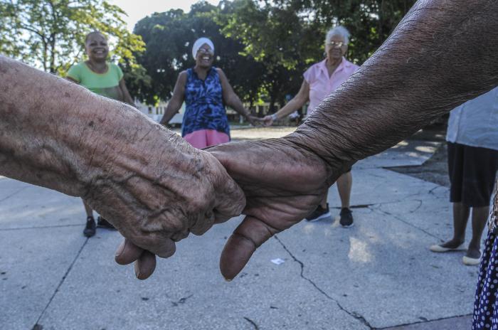 Bajo las premisas de esta política, también tienen un tratamiento priorizado los pensionados y los núcleos familiares considerados vulnerables. Foto: Dunia Álvarez Palacios