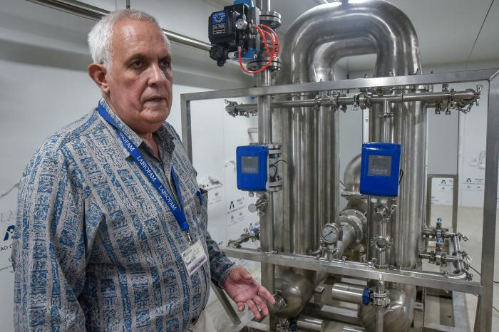  Según Teobaldo Cruz Méndez, la producción de las plantas deberá cubrir casi toda la demanda interna de bioproductos.iEn la gráfica, el área de fermentación de la planta de Bioproductos de La Habana. Foto: Ariel Cecilio Lemus 