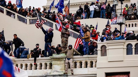 Los involucrados exhibieron diferentes símbolos que representaban su pertenencia a los grupos que irrumpieron en el Capitolio. Foto: Contexto Latinoamericano.