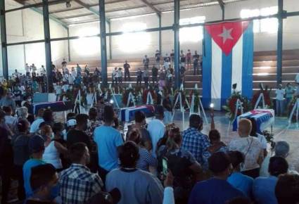 Honras fúnebres de jóvenes maestros fallecidos en accidente masivo en Mayabeque