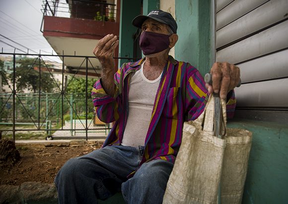 José Gallén Guerra tiene 85 años y su única hija murió hace tres. Foto: Irene Pérez/ Cubadebate.