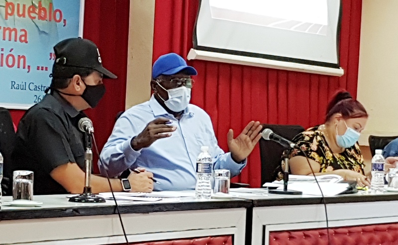 Valdés Mesa intercambió con productores y dirigentes del sector agrícola y campesino de la provincia // Foto Miozotis Fabelo Pinares