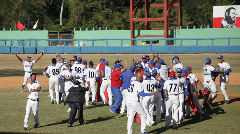 El equipo de Granma ganó le ganó a Industriales el quinto juego de la postemporada y se llevó el cupo a la semifinal de la pelota cubana, en partido disputado en el estadio José Antonio Huelga, en Sancti Spíritus, Cuba, el 3 de febrero de 2021. ACN FOTO/Oscar ALFONSO SOSA