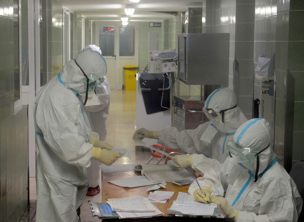 Especialistas de la salud garantizan atención esmerada a pacientes contagiados con la Covid-19, en el Hospital Clínico Quirúrgico Amalia Simoni, en la ciudad de Camagüey, Cuba, el 25 de septiembre de 2020. ACN FOTO/Rodolfo BLANCO CUÉ/sdl