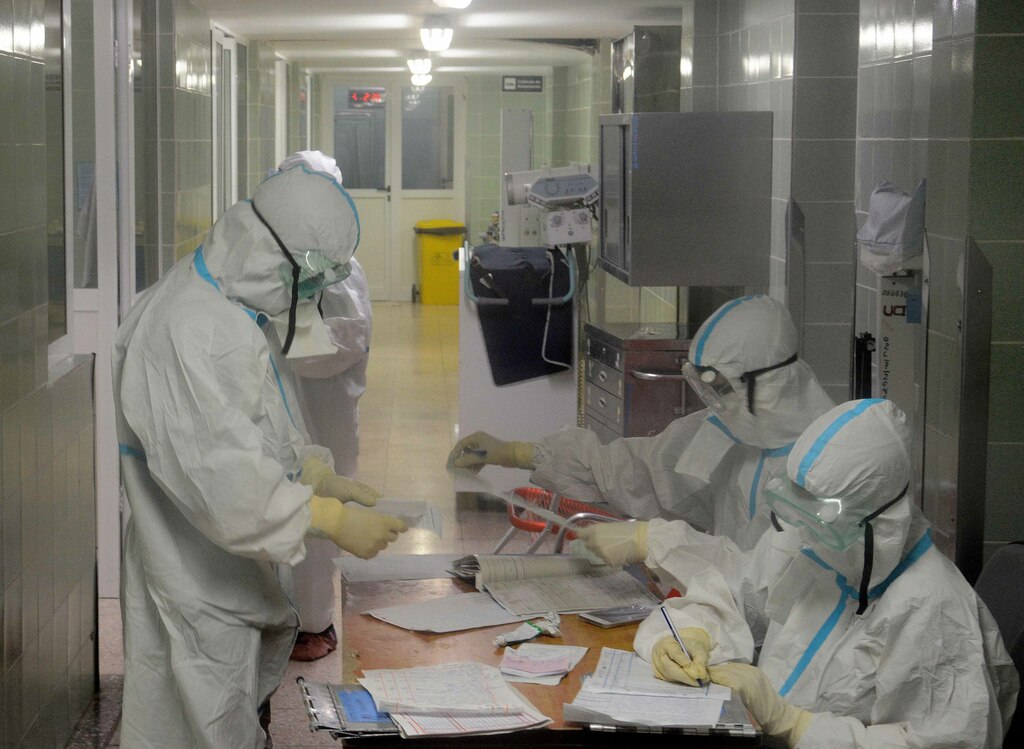 Especialistas de la salud garantizan atención esmerada a pacientes contagiados con la Covid-19, en el Hospital Clínico Quirúrgico Amalia Simoni, en la ciudad de Camagüey, Cuba, el 25 de septiembre de 2020.  ACN FOTO/Rodolfo BLANCO CUÉ/sdl