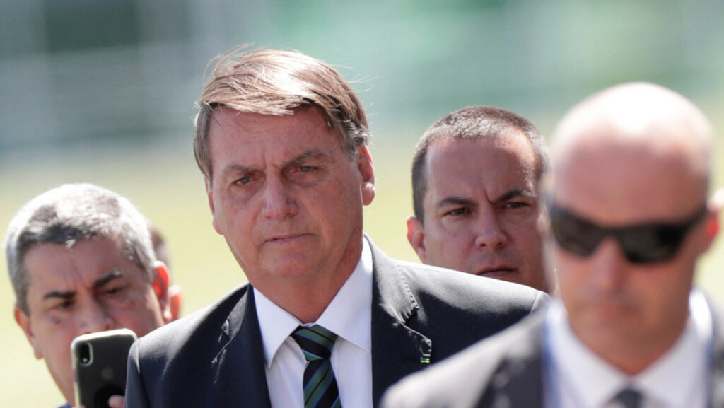 El presidente de Brasil, Jair Bolsonaro, camina tras una reunión con diputados del Partido Social Liberal (PSL) en el Palacio de la Alvorada, el 27 de enero de 2021Ueslei Marcelino / Reuters