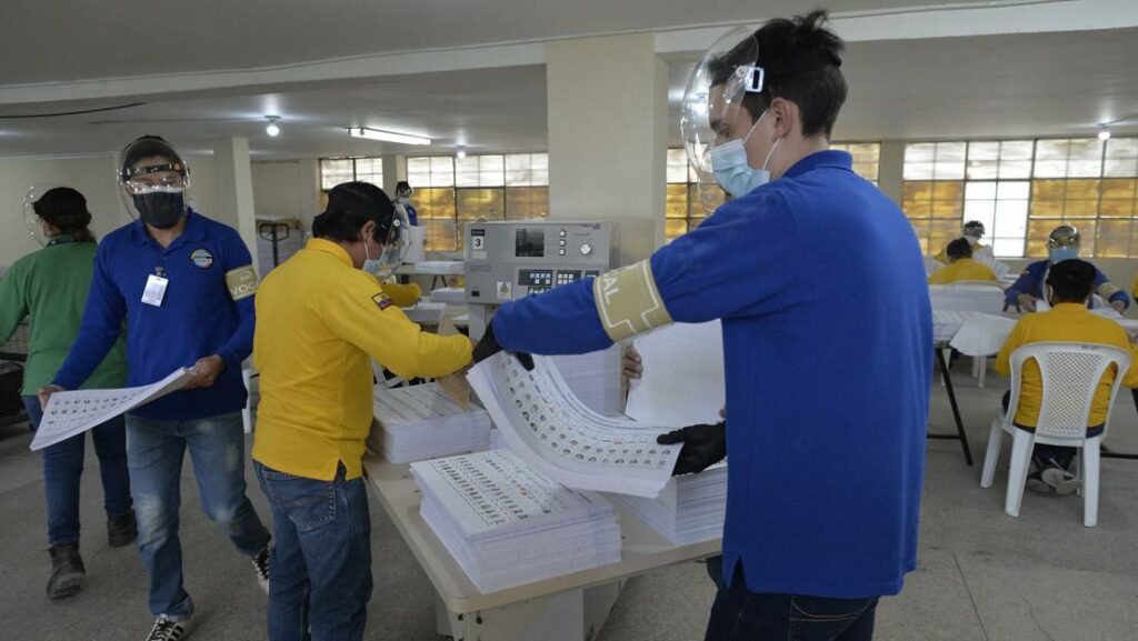 Empleados del Instituto Geográfico Militar de Ecuador imprimen las boletas de votación, enero de 2021Foto: Rodrigo Buendia / AFP