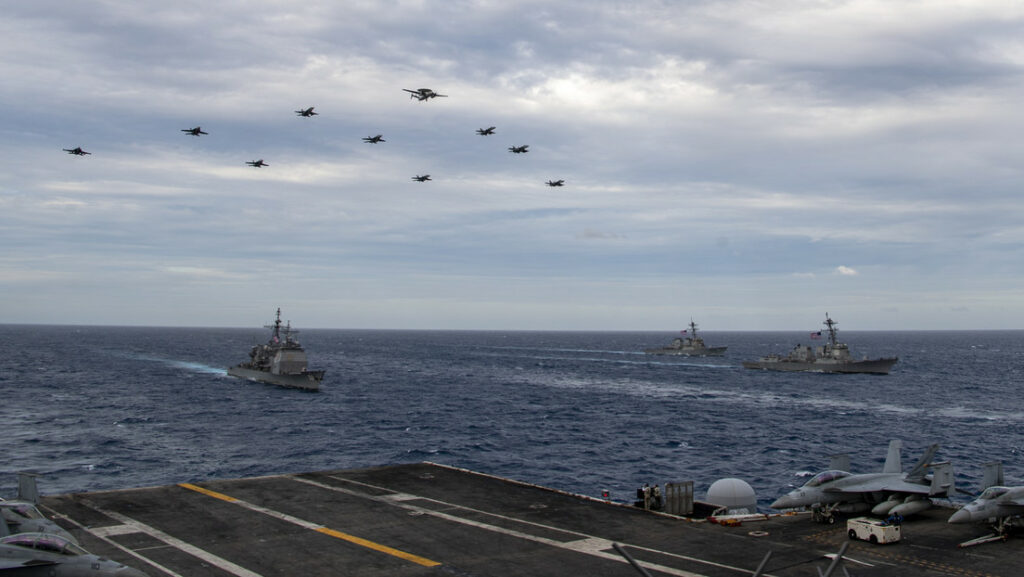 Aeronaves sobrevuelan los grupos de ataque de los portaaviones Theodore Roosevelt y Nimitz en el mar de China Meridional, 9 de febrero de 2021.U.S. Navy / Mass Communication Specialist Seaman Deirdre Marsac