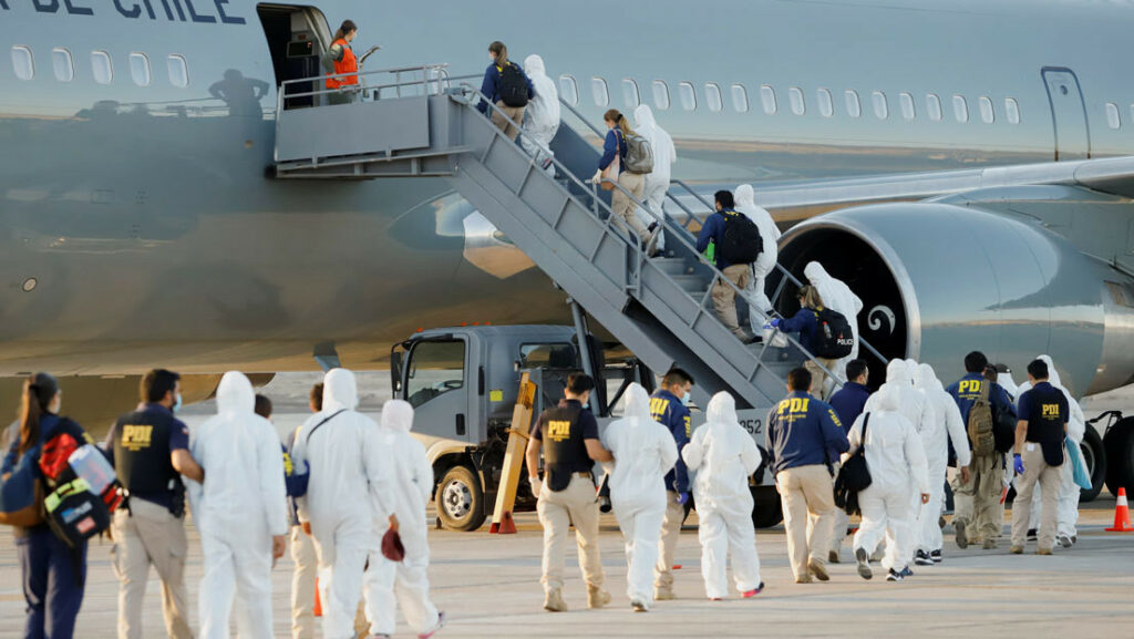 Agentes de policía escoltan a los migrantes mientras son deportados en la ciudad norteña de Iquique, Chile, 10 de febrero de 2021.Alex Diaz / Reuters