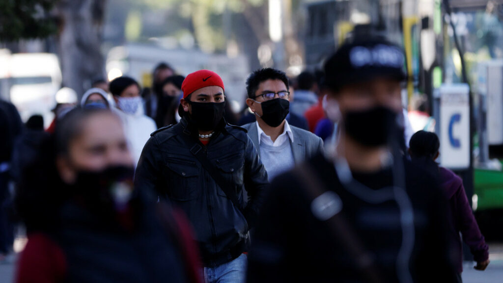 Personas con mascarillas caminan por la calle en la Ciudad de México, el 26 de enero de 2021.Carlos Jasso / Reuters