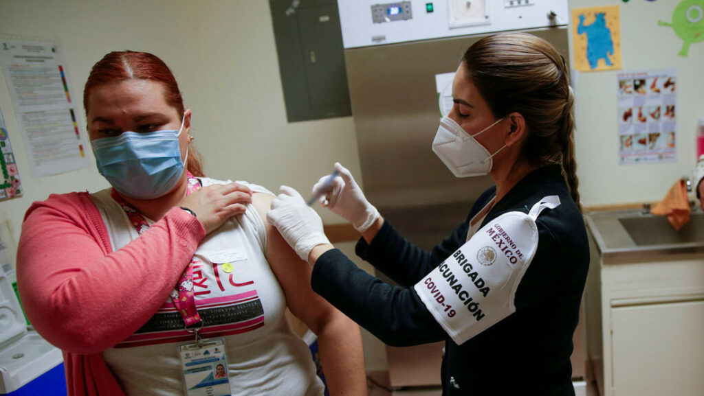 Trabajador de la salud recibe vacuna en Ciudad Juárez, Chihuahua, México, 14 de enero de 2021Jose Luis Gonzalez / Reuters