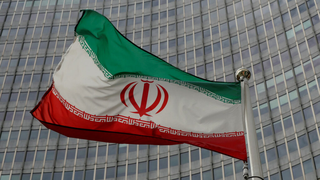 Una bandera iraní ondea frente a la sede del Organismo Internacional de Energía Atómica en Viena (Austria), 2019.Leonhard Foeger / Reuters
