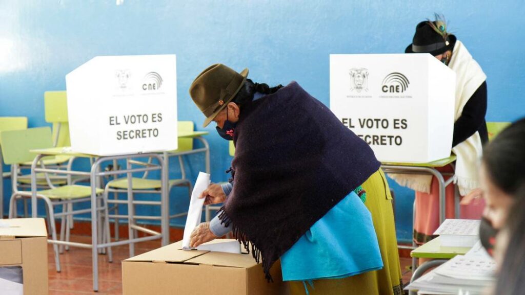 Una mejor deposita su voto en una urna durante la elección presidencial, Olmedo, 7 febrero de 2021Foto: Cecilia Puebla / Reuters