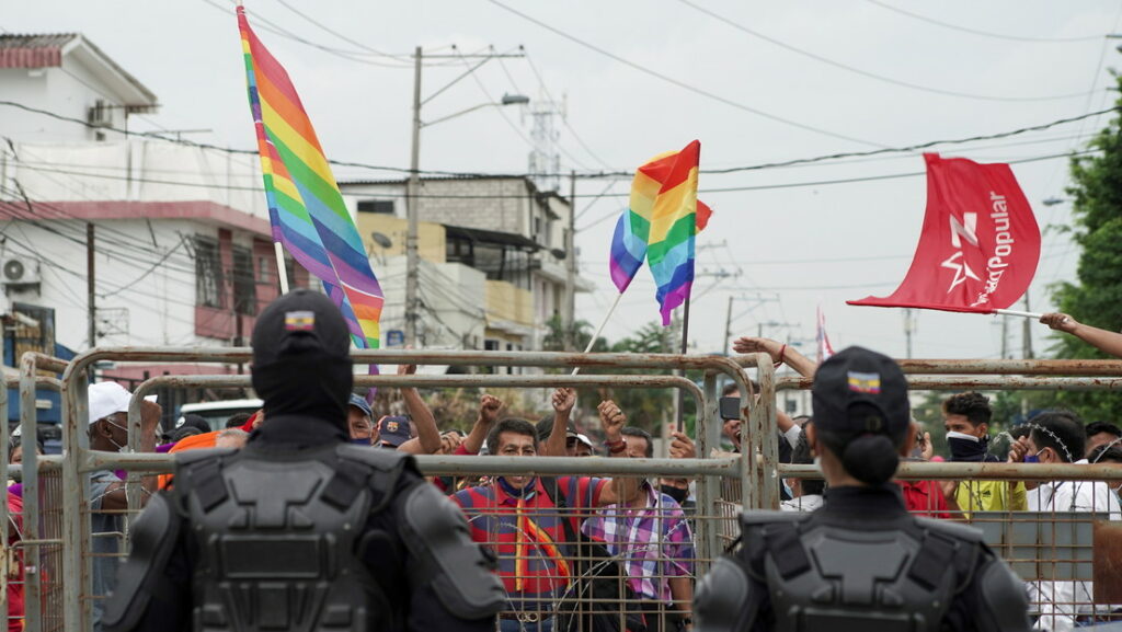 Partidarios del candidato de Ecuador Yaku Pérez, frente al CNE en Guayaquil, 8 de febrero de 2021Maria Fernanda Landin / Reuters