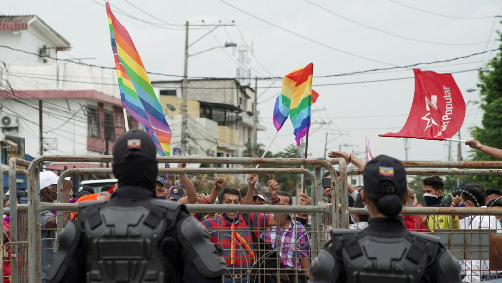 Partidarios del candidato de Ecuador Yaku Pérez, frente al CNE en Guayaquil, 8 de febrero de 2021Maria Fernanda Landin / Reuters