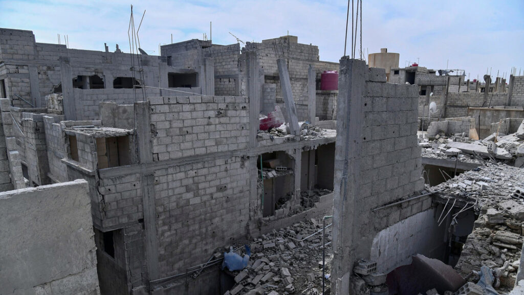 Un edificio dañado en los suburbios occidentales de Damasco, Siria, 27 de abril de 2020.SANA / Reuters