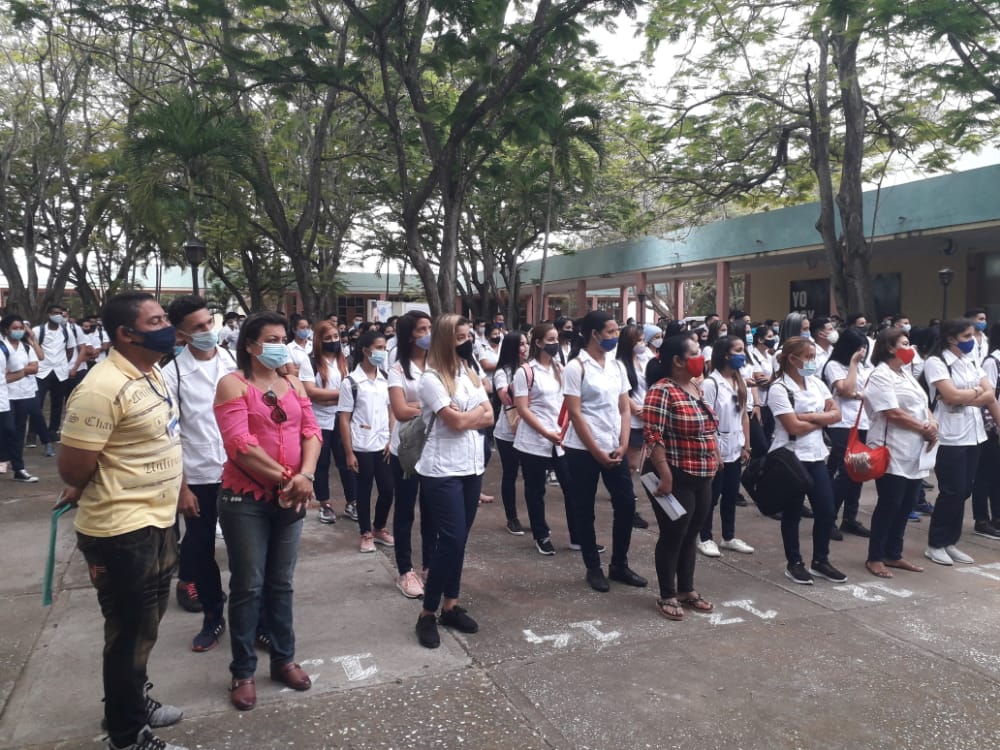 Unos 718 estudiantes de nuevo ingreso de la facultad de ciencias médicas de Manzanillo fueron recibidos hoy en el inicio del curso escolar 2021 //Foto cortesía Leslie Navarro Martínez