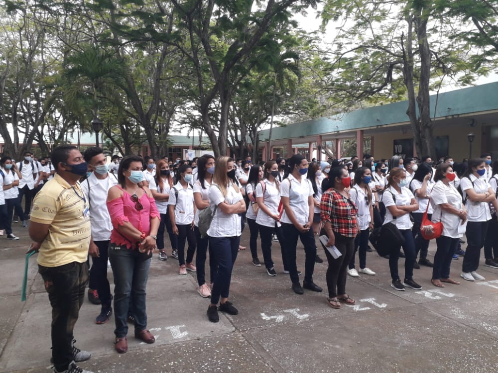 Unos 718 estudiantes de nuevo ingreso de la facultad de ciencias médicas de Manzanillo fueron recibidos hoy en el inicio del curso escolar 2021 //Foto cortesía Leslie Navarro Martínez 