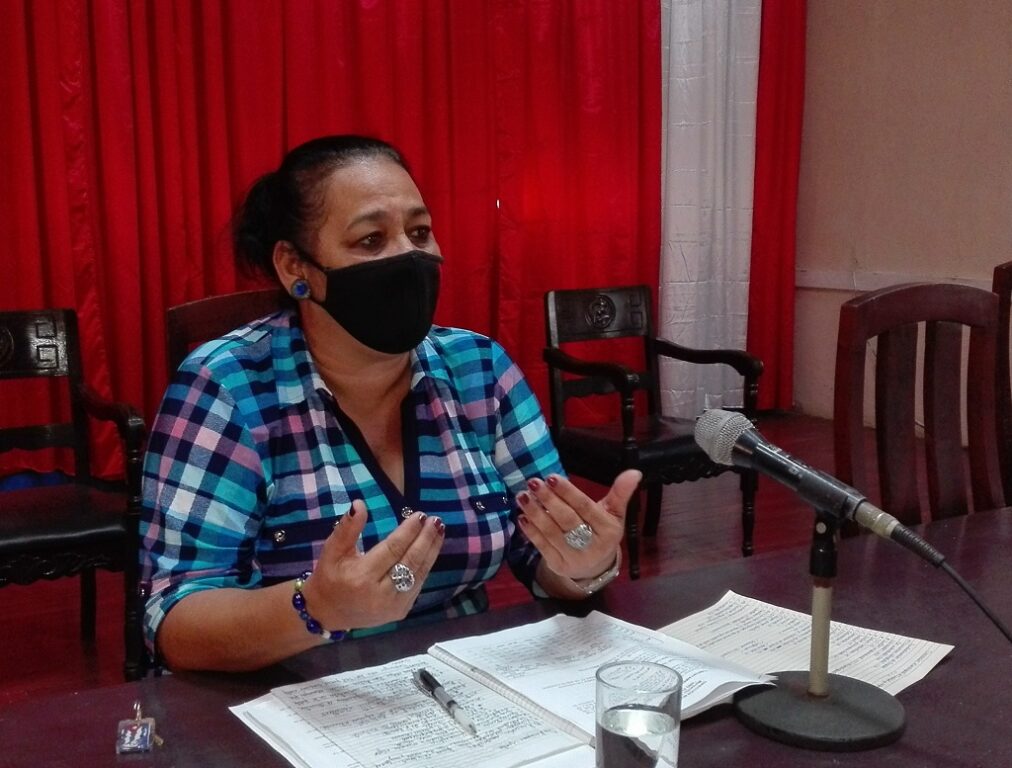 Idania Fonseca, Intendente en Manzanillo se refiere a la necesidad de eliminar las aglomeraciones de personas en la calle Martí // Foto Marlene Herrera