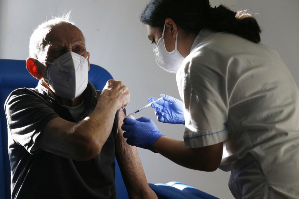 Un hombre recibe su dosis de la vacuna COVID-19 durante una campaña de vacunación para personas mayores de 80 años en el hospital Santa Maria Della Pieta. Foto: DPA.