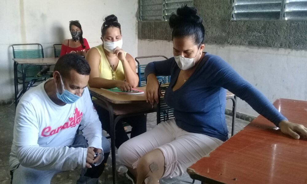 El profesor Leonardo Rosales Peláez en uno de los cursos de masaje y rehabilitación de la Casa de orientación a la mujer y la familia de Manzanillo //Foto Eliexer Pelaez Pacheco