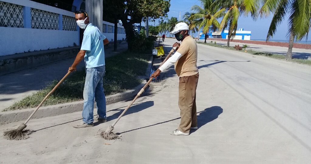 Los trabajadores de los servicios comunales son verdaderos titanes de estos tiempos  //Foto Eliexer Pelaez Pacheco 