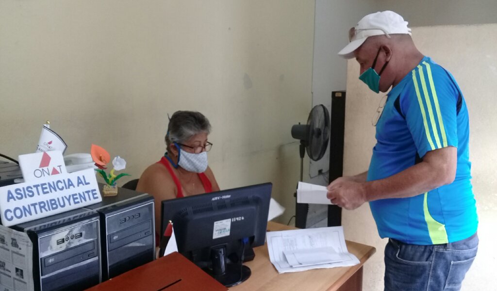En la oficina de la ONAT de Manzanillo se establecen nuevas acciones para la atención a los contribuyentes ante la COVID-19  //Foto Eliexer Pelaez Pacheco 