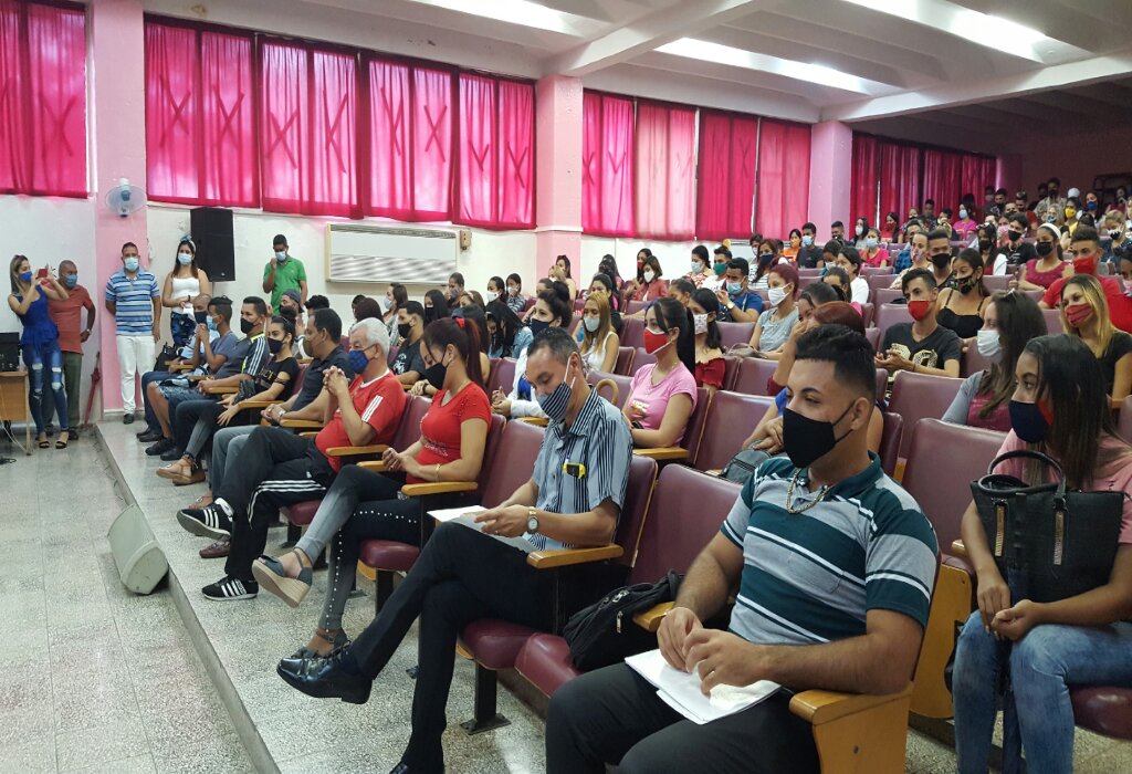 Hoy se recibieron a los estudiantes de la Facultad de Educación Media del campus Blas Roca Calderio de la Universidad de Granma //Foto cortesía de Alina González Menéndez