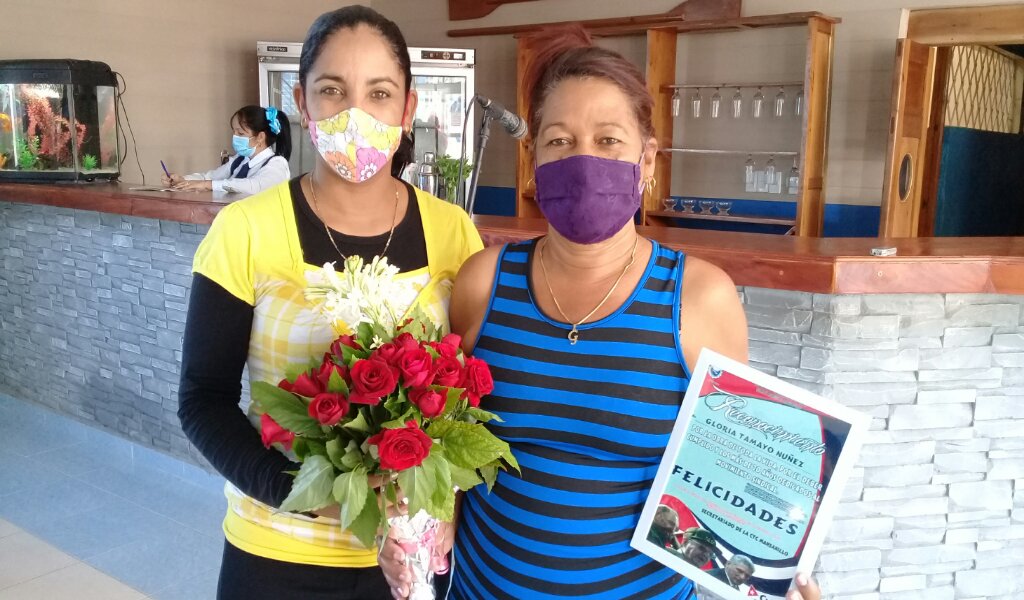 Susannia Hernández Rodríguez, secretaria de la CTC en Manzanillo despide a Gloria Tamayo como dirigente sindical por más de 20 años //Foto Eliexer Pelaez Pacheco