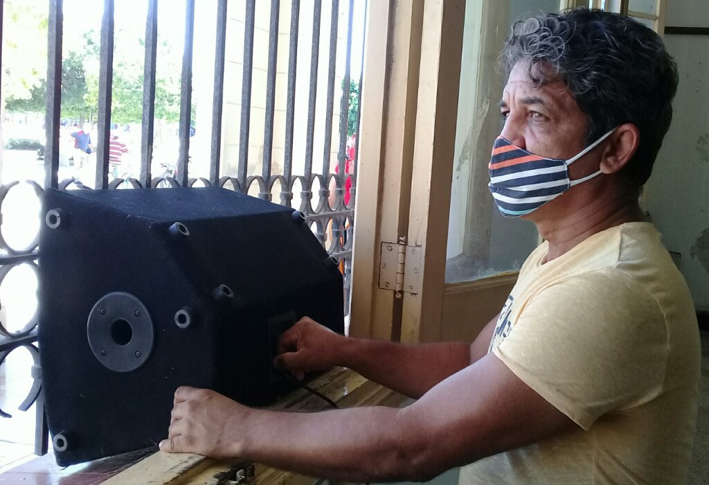 Desde la casa de cultura municipal se mantiene informado también al pueblo mediante una radio base //Foto Eliexer Pelaez Pacheco
