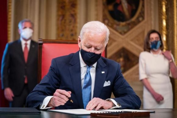 Biden firma órdenes ejecutivas para deshacer políticas de Trump. Foto: EFE.