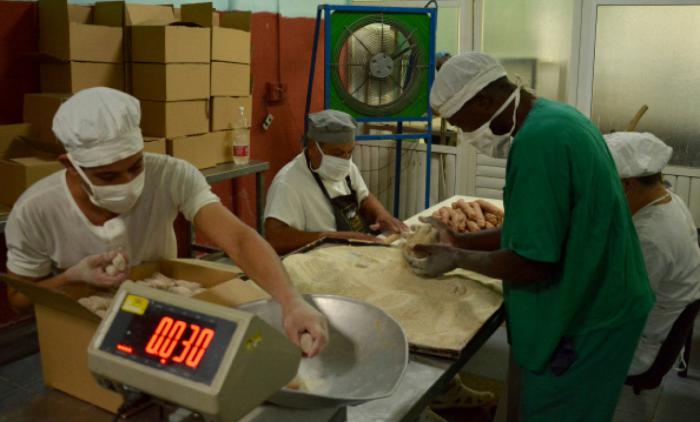 Sobre la producción de alimentos, otro tema priorizado, el Presidente Díaz-Canel reiteró la necesidad de buscar soluciones ante la disminución de recursos importados. Foto: Ricardo López Hevia