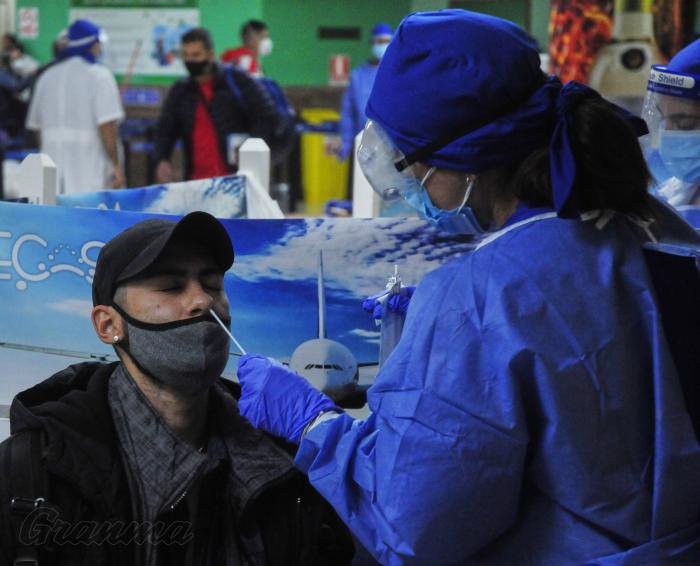 A todos los viajeros que llegan al país se les hacen pruebas PCR. Foto: Endrys Correa Vaillant