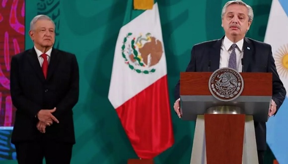 López Obrador y Fernández pusieron como ejemplo de su estrategia la alianza que formaron para producir y envasar de manera conjunta la vacuna Oxford-AstraZeneca. Foto: France24