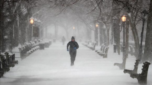 Un hombre corre por el Parque de Riverside durante la tormenta en el Uper West Side de Manhattan. Foto: Mike Segar.