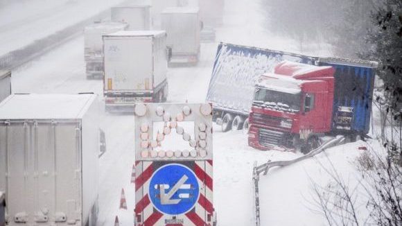 Conductores circulan esquivando a un camión que tuvo un accidente en Möckern, Alemania. Foto: AP