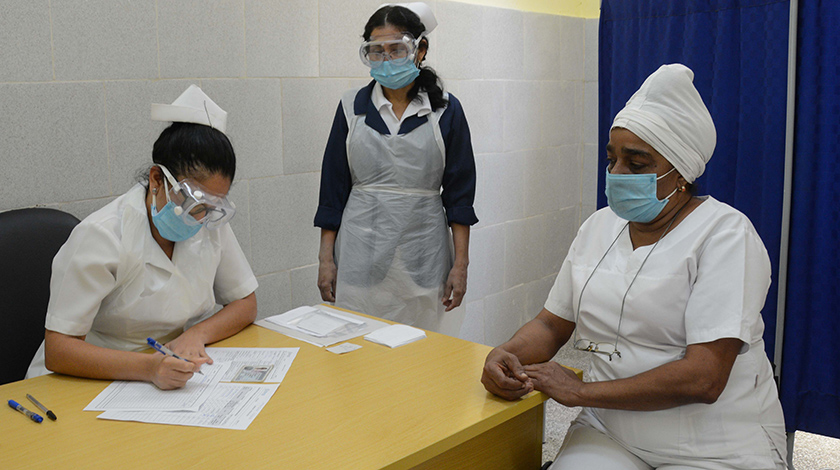 Administración de la vacuna Soberana 02 contra la Covit-19 a trabajadores del Hospital Universitario «General Calixto García», en La Habana, el 28 de marzo de 2021.
ACN FOTO/Marcelino VAZQUEZ HERNANDEZ/mvh