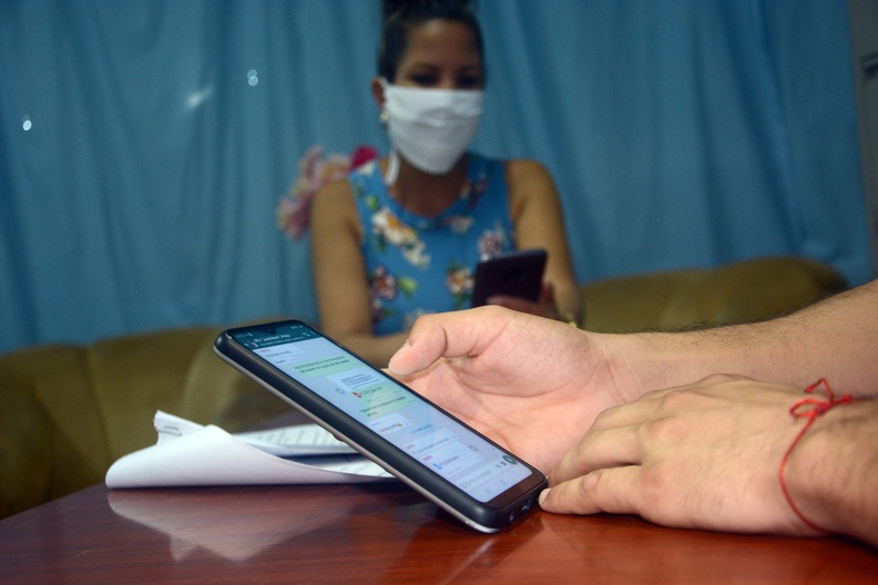 La aplicación móvil WhatsApp una herramienta tecnológica para los estudiantes y profesores del Instituto Preuniversitario Urbano José Martí que facilita el autoestudio para las pruebas de ingreso a la Educación Superior en el municipio de Baraguá, en Ciego de Ávila, Cuba, el 22 de abril de 2020. ACN FOTO/Osvaldo GUTIÉRREZ GÓMEZ/sdl