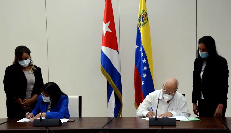 Ricardo Cabrisas Ruiz (derecha), viceprimer ministro de Cuba, y Delcy Rodríguez Gómez, vicepresidenta ejecutiva de la República Bolivariana de Venezuela, durante la firma de acuerdos en la XXI Sesión de la Comisión Intergubernamental del Convenio Integral de Cooperación Cuba-Venezuela, en el salón de protocolo El Laguito, en La Habana, el 9 de marzo de 2021.
ACN FOTO/Marcelino VAZQUEZ HERNANDEZ/mvh