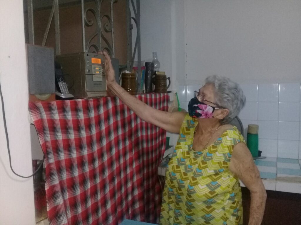 Desde bien temprano Nora sintoniza Radio Granma para mantenerse bien informada/ Foto Lilian Salvat Romero