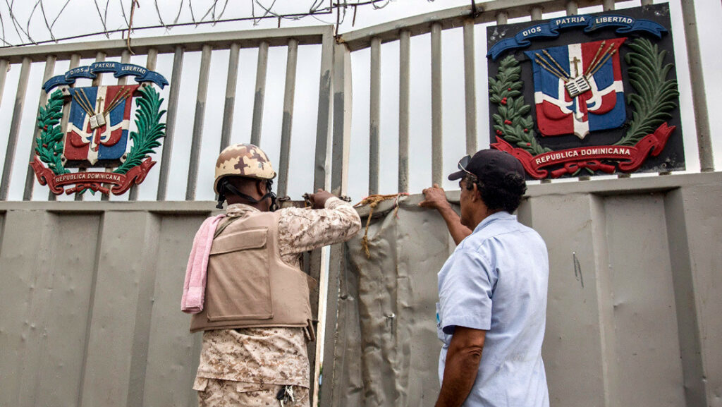 Un soldado dominicano asegura la puerta fronteriza entre Ouanaminthe (Haití) y Dajabón (República Dominicana), septiembre de 2018Erika Santelices / AFP