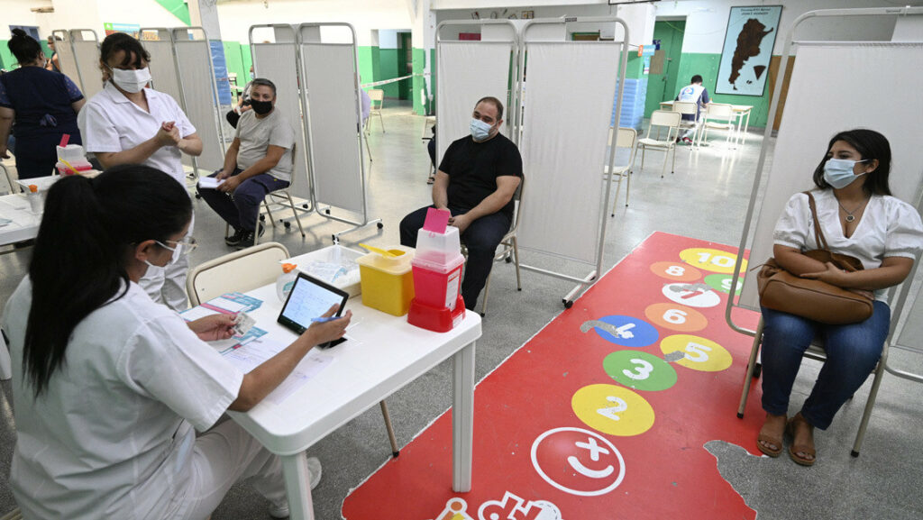 Trabajadores sanitarios se vacunan contra el coronavirus en Buenos Aires (Argentina) el 18 de febrero de 2021Juan Mabromata / AFP