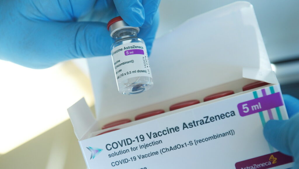 Un vial de la vacuna de AstraZeneca.Fabian Bimmer / Reuters