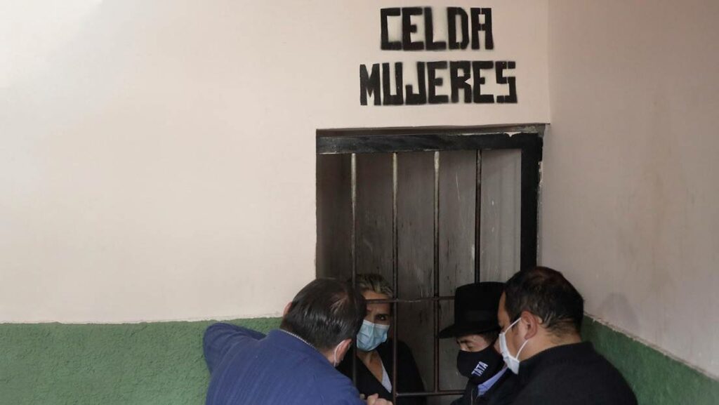Jeanine Áñez habla con miembros de su partido mientras está detenida en una prisión de la Fuerza Especial de Lucha contra el Crimen, en La Paz (Bolivia), 13 de marzo de 2021.Foto: David Mercado / Reuters