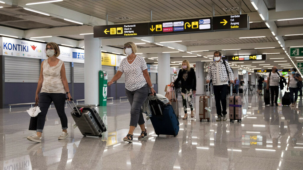 Turistas llegado al aeropuerto Son Sant Joan en Palma de Mallorca, España, 22 de junio de 2020.Jaime Reina / AFP