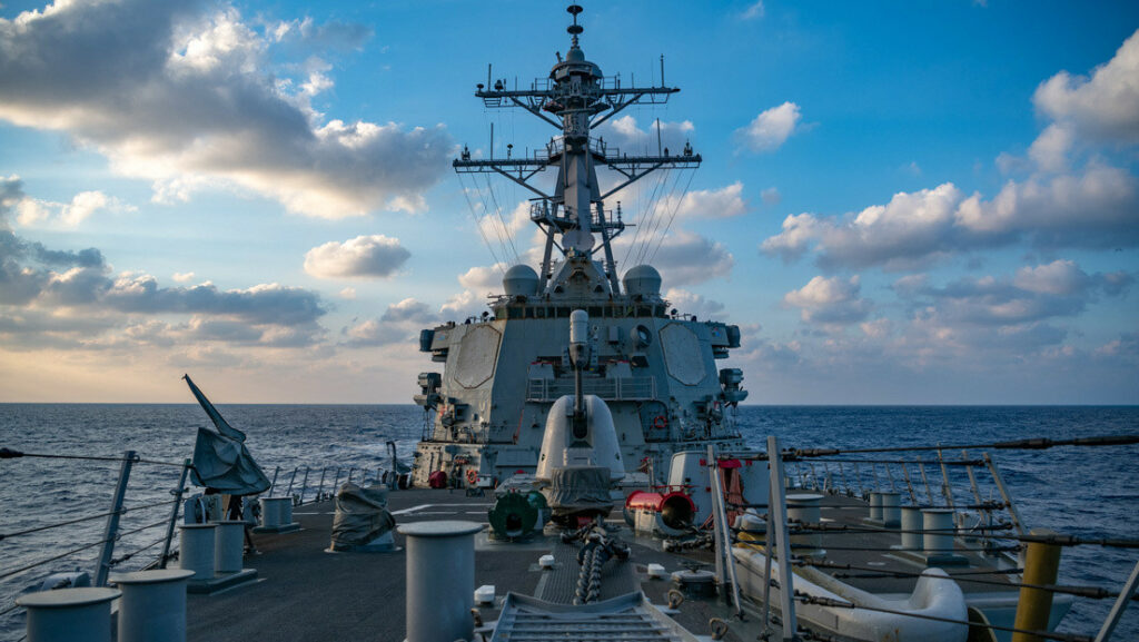 El destructor de misiles guiados USS Barry (DDG 52) clase Arleigh-Burke en el Mar de China Meridional, el 28 de abril de 2020.SAMUEL HARDGROVE / US NAVY / AFP