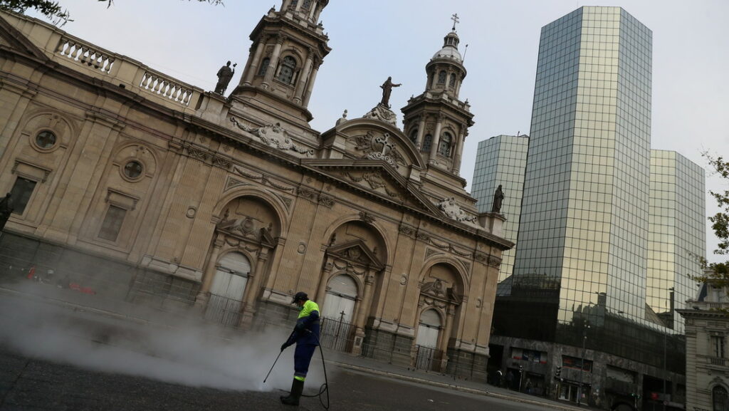 Un trabajador limpia frente a una catedral en Santiago, Chile, 25 de marzo de 2021Ivan Alvarado / Reuters
