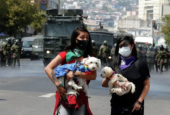 Protesta pacífica en Chile este 8 de marzo fue reprimida por los carabineros. Foto: Reuters