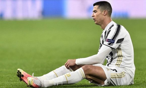 Ronaldo fue señalado por saltar cuando formaba parte de la barrera en el disparo de falta que supuso el tanto de la clasificación para el Oporto en la prórroga. Foto: Reuters