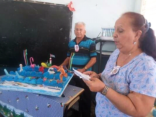 Miriam tiene en su esposo Leonardo (al fondo de la imagen) un apoyo constante para su labor investigativa //Foto de archivo tomada por Eliexer Pelaez Pacheco